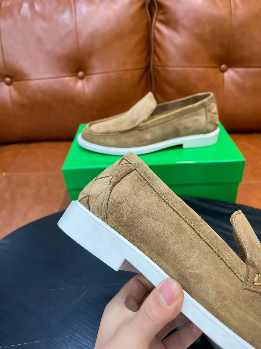 [BV] Top P: 780💰 Size: Male 39-44 (38.45 non-refundable) Bottega Veneta 2025 autumn and winter counter synchronization style. Bottega Veneta BV's new driving shoes have a slip-on design with suede upper, BV's unique weaving design on the heel, and a weaving pattern on the outsole.